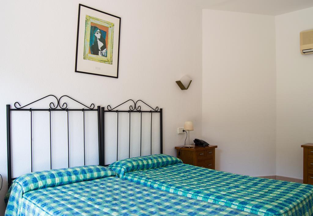 Hostal Rosales Es Pujols Exterior photo